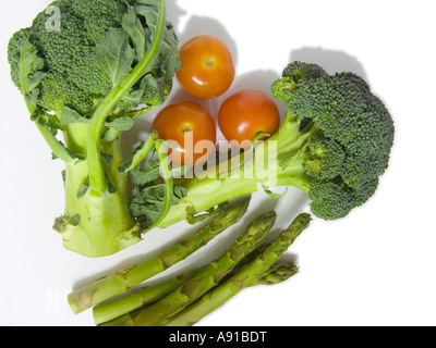 Eine Auswahl an Gemüse auf einem weißen Hintergrund, einschließlich Brokkoli-Cherry-Tomaten und Spargel Stockfoto