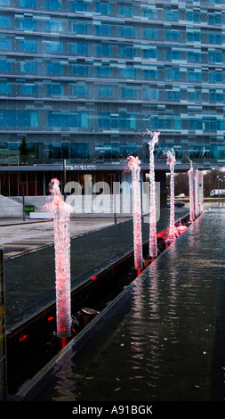 Wasser Sprossen spielerisch in einem Brunnen außerhalb ein neues Hochhaus Rica Talk Hotel Gebäude in Stockholm Schweden Stockfoto