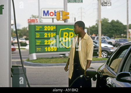 Royal Oak Township, Michigan ein Mann pumpt Benzin an einer BP Tankstelle mit Preisen über 2 00 pro Gallone Stockfoto