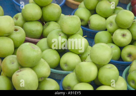 grüne Äpfel in Körbe aus Kunststoff Stockfoto