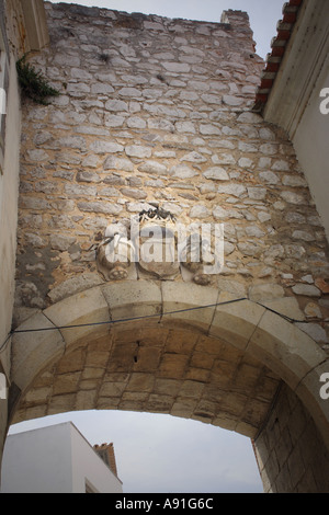 Eintritt in die alte Stadt und Burg Wahrzeichen über Tor Tavira in der Algarve-Portugal Stockfoto