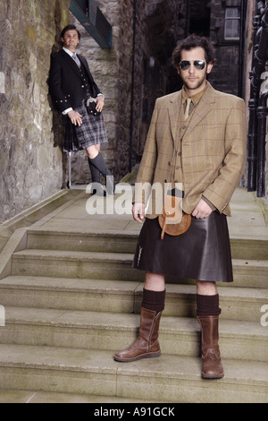 L-R-Modell Chris und Howie Nicholsby tragen Kilts Howie Nicholsby von 21st Century Kilts (TFCK) ist eine Reihe von zeitgenössischen k Stockfoto