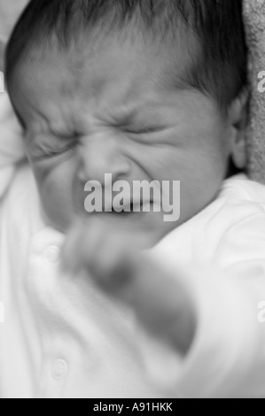 Verärgert neugeborenes Baby boy Stockfoto