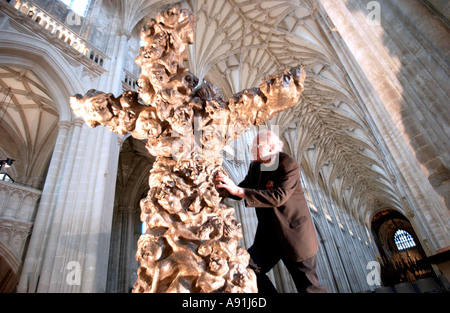 Kunst in der Winchester Cathedral. Die Skulptur gefoltert Menschheit durch rumänische Bildhauer Doru Marculescu in das Westende des Langhauses. Stockfoto