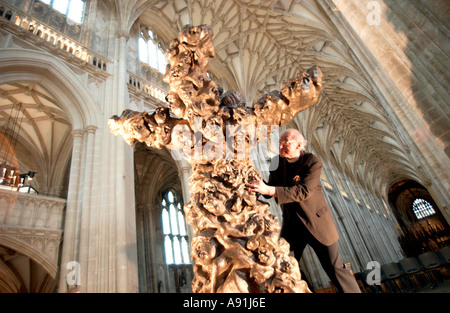 Kunst in der Winchester Cathedral. Die Skulptur gefoltert Menschheit durch rumänische Bildhauer Doru Marculescu in das Westende des Langhauses. Stockfoto