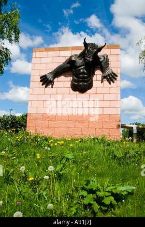 Statue von Bull gefangen in einer Wand Cheetham Hill Straße Manchester UK Stockfoto