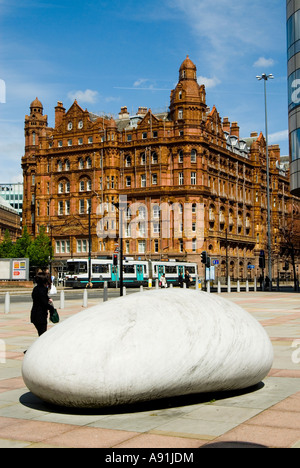 Die polierten Marmor Kiesel Touchstone mit Midland Hotel im Stadtzentrum von Manchester UK Stockfoto