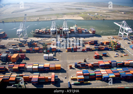 Containerschiffe und Kräne im Hafen von Oakland, in der Bay Area, Kalifornien. Stockfoto