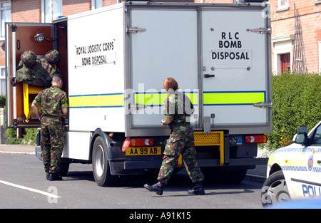 Royal Logistic Corp Bombe Abgang im Kader einer britischen Wohnstraße Stockfoto