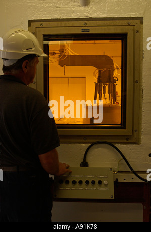 Ein Techniker arbeiten bei einer nuklearen Abfall Containment-Kammer Stockfoto