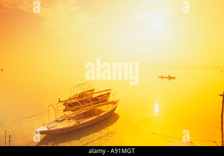 Boot am Fluss Ganges bei Sonnenaufgang Varanasi Indien Stockfoto