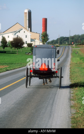 Amische Buggy auf Straße, Lancaster County, Pennsylvania, U S A Stockfoto