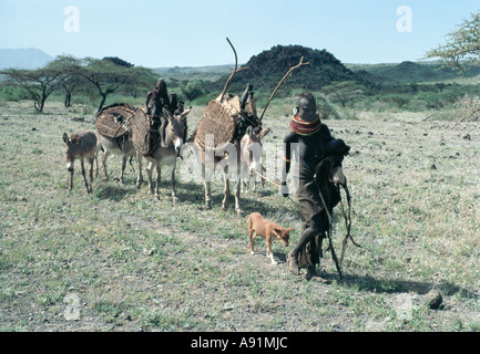 Turkana-Frau mit Esel und Familie Migration Stockfoto