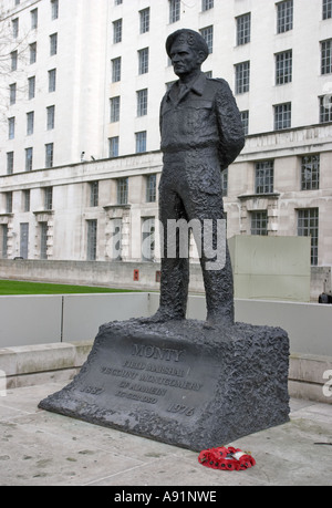 Statue von Field Marshall Viscount Montgomery von Alamein an Whitehall London England Stockfoto