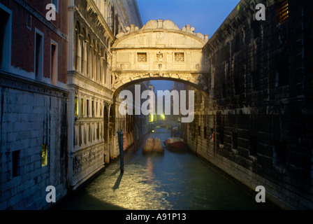 Seufzerbrücke in Venedig Seufzerbrücke bin Palazzo Ducale Dogenpalast Und Palazzo d Prigiono in Venedig Bei "Sonnenaufgang" Stockfoto