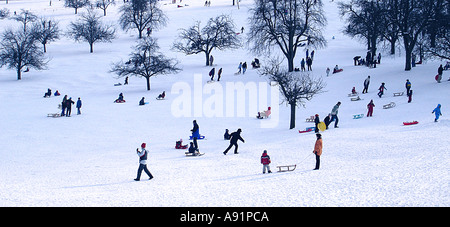 Kinder mit Schlitten im Winter Kinder Mit Schlitten Im Winter Stockfoto