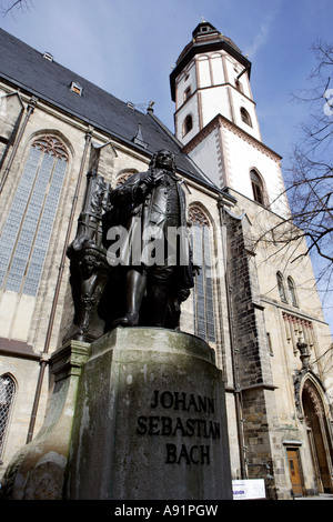 DEU Deutschland Sachsen Leipzig Denkmal von Johann Sebastian Bach vor der Thomaskirche Stockfoto