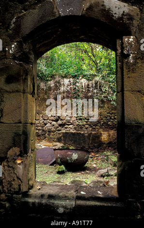 Karibik, BWI, St. Lucia, Französisch Mill Ruinen am Anse Mamin, Anse Chastenet. Stockfoto