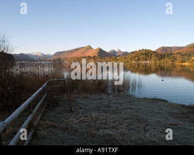 Blick nach unten Derwentwater, in der Nähe von Keswick, Cumbria, UK, Blick in Richtung Katze Glocken an einem Frühlingsmorgen. Stockfoto