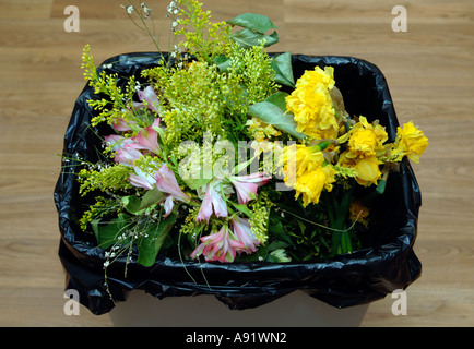 Blumen im Mülleimer Stockfoto