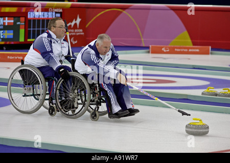 Team Great Britain Skipper Frank Duffy löst die Stein Stockfoto