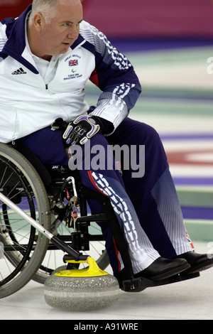 Team Great Britain Skipper Frank Duffy bereitet sich auf die Stein loslassen Stockfoto