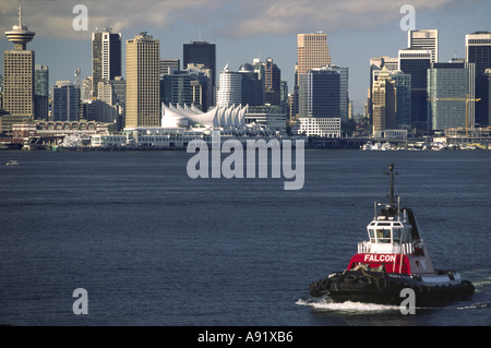 Kanada, British Columbia, Vancouver. Skyline von Downtown und Schlepper auf Burrard Inlet Stockfoto