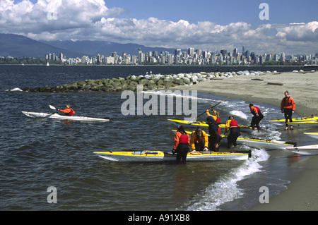 Kanada, British Columbia, Vancouver. Seekajaks starten am Jericho Beach in English Bay unter Skyline der Stadt Stockfoto