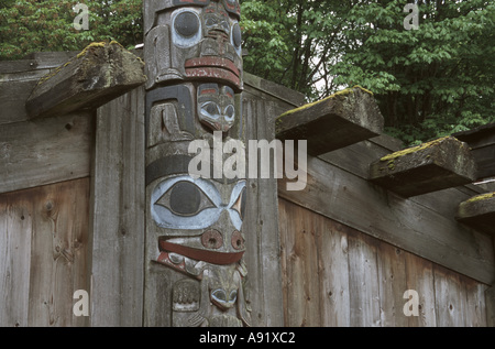 Kanada, British Columbia, Vancouver UBC Museum der Anthropologie Totem in Outdoor-Dorf Stockfoto
