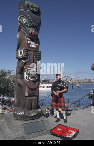 Kanada, British Columbia, Victoria, Totempfahl und Dudelsackpfeifer, der Inner Harbor Stockfoto