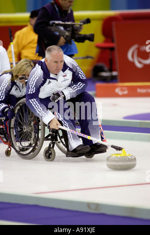 Hielt von Teamkollege Angie Malone Team GBR Skipper Frank Duffy einen Stein Linien Stockfoto