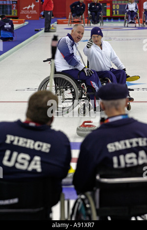 Beobachtet von USA Skipper Jim Pierce und Wes Smith Team GBR Skipper Frank Duffy und Teamkollege Michael McCreadie sprechen Taktiken Stockfoto