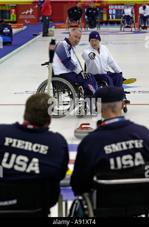 Beobachtet von USA Skipper Jim Pierce und Wes Smith Team GBR Skipper Frank Duffy und Teamkollege Michael McCreadie sprechen Taktiken Stockfoto