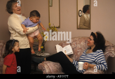 Großmutter, die Kinder betreuen, während Mutter entspannt Stockfoto