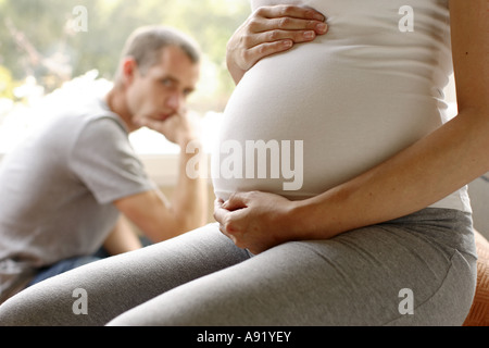 Deprimiert Mann an seine Partner bump suchen Stockfoto