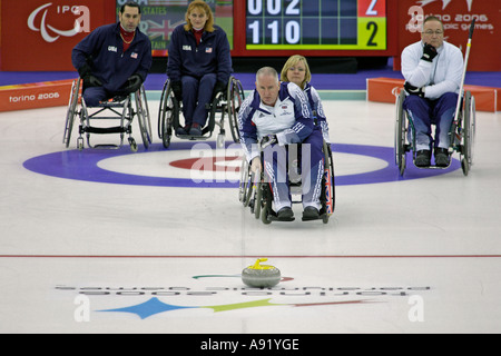 Hielt von seinem Teamkollegen Angie Malone veröffentlicht Team GBR Skipper Frank Duffy die Stein Stockfoto