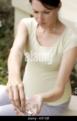 Frau versucht, in der Schwangerschaft mit dem Rauchen aufhören Stockfoto