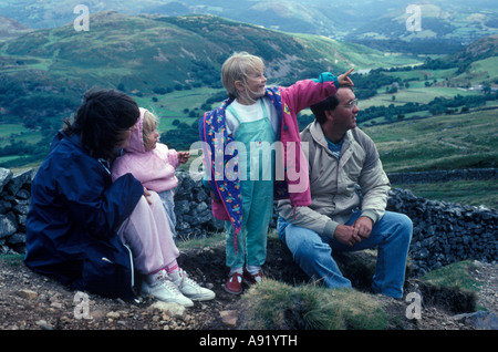 paar mit zwei kleinen Kindern in der Natur Stockfoto