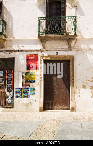 Alte und verfallene Gebäude in Tarifa, Spanien, Andalusien in Plakate mit Musik Poster für Radio Tarifa abgedeckt Stockfoto