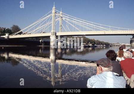 Albert Bridge London Viktorianischen historischen Straße Verkehr Wasser Reflexionen Themse Passagiere auf Sightseeing Bootsfahrt reise England Großbritannien Stockfoto