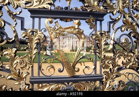 Hampton Court Palace Teil der dekorativen Tijou-Leinwand mit einer Harfe und Christopher Wrens Gebäude an der Südfront dahinter Stockfoto