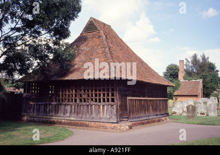 Hölzerner Glockenturm Käfig in der Pfarrkirche von St. Maria, der Jungfrau, Friedhof 1531 in Constable Country East Bergholt Suffolk East Anglia England Stockfoto