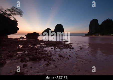 Phra Nang Railay in Thailand, Krabi Hut Tham Phra Nang Strand Sonnenuntergang Stockfoto