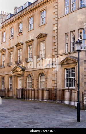 Ansicht der georgischen Stadt Häuser am North Parade in Bath Spa, Somerset, England, Europa. Stockfoto