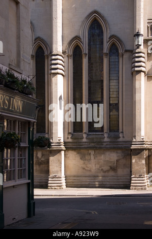 Fenster der St. Michael Kirche und Rand des traditionellen Pub in Bath Spa, Somerset, England, Europa. Stockfoto