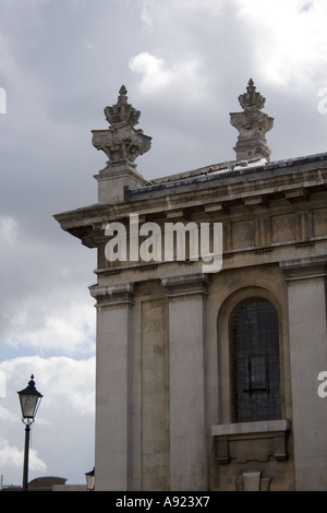Blick auf Nicholas Hawksmoors St Alfege Kirche in Greenwich, London, England, Europa. Stockfoto