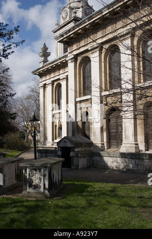 Blick auf Nicholas Hawksmoors St Alfege Kirche in Greenwich, London, England, Europa. Stockfoto