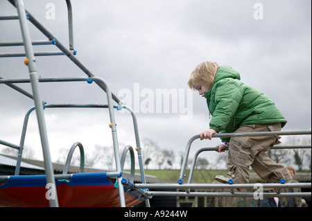 Ein Kleinkind auf einem Klettergerüst Stockfoto