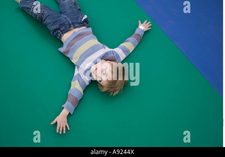 Ein Junge auf eine Hüpfburg Stockfoto