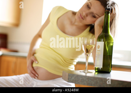 Suche schwangere trinken Wein besorgt Stockfoto